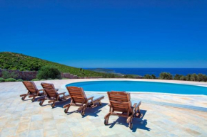 Luxurious Villa with Panoramic Sea Views